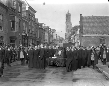 810464 Afbeelding van de rouwstoet bij de begrafenis van Johannes Kardinaal de Jong in de Lange Nieuwstraat te Utrecht ...